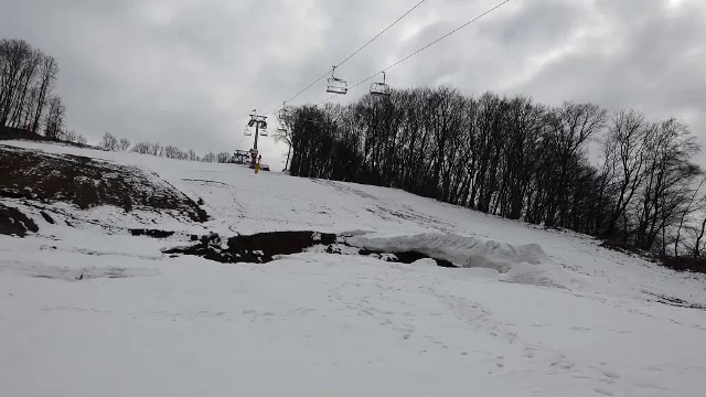 Pârtia Cocoş, în care s-au investit 5,5 milioane de euro, aproape că s-a rupt în două