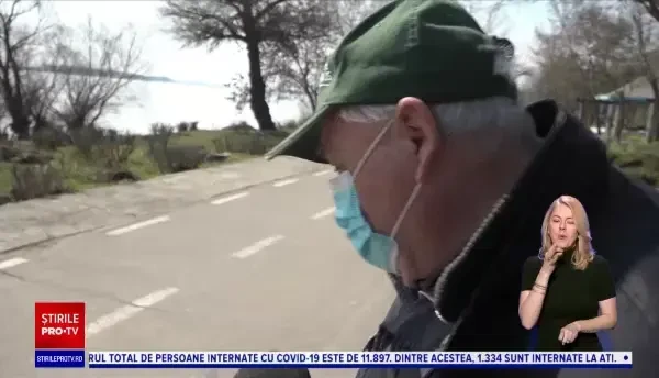 Versuri scrise pe asfalt de ziua poeziei, la Galați. Reacția celor care s-au oprit să le citească