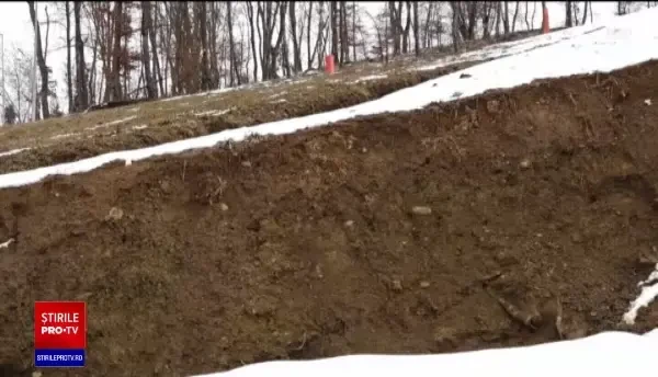 Pârtia Cocoş, în care s-au investit 5,5 milioane de euro, aproape că s-a rupt în două