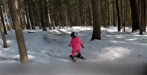 Cum schiază o fetiță de trei ani din Canada. Imaginile au devenit virale