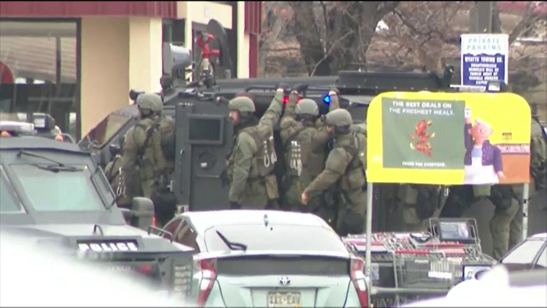 Cel puțin zece persoane, printre care un polițist, ucise într-un schimb de focuri la un supermarket din Colorado