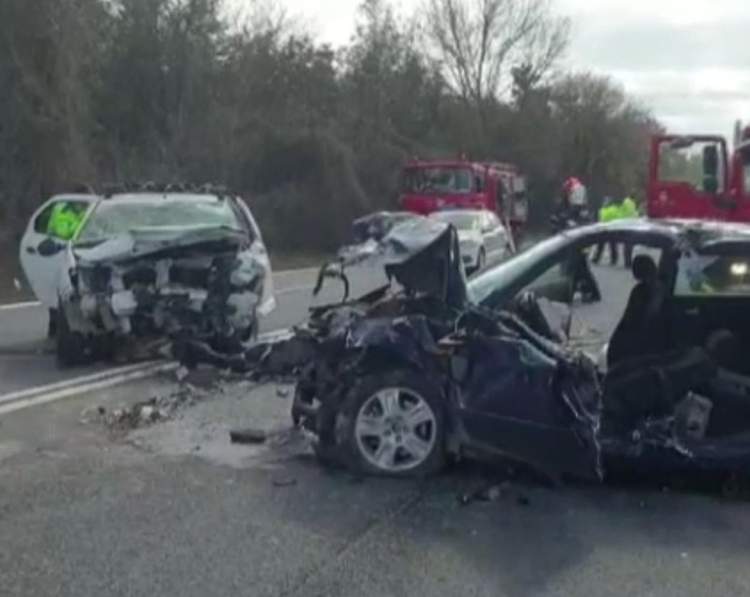 Doi bătrâni din Mangalia au murit într-un accident cumplit. Mașinile au fost complet distruse