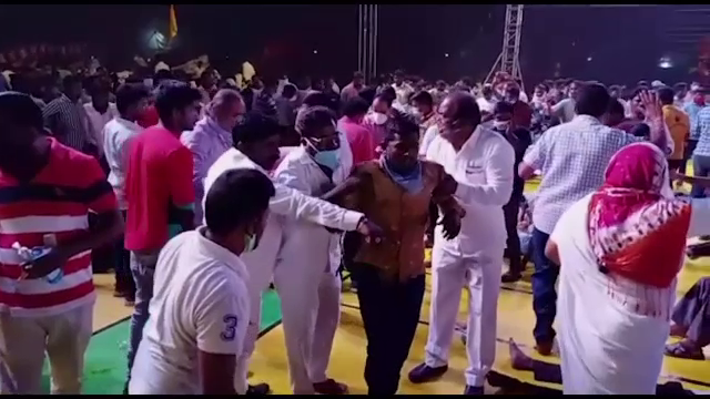 VIDEO. Momentul în care o tribună din lemn se prăbușește în timpul unui meci, în India