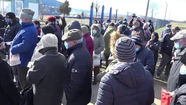 Sute de oameni necăjiți din Bârlad se înghesuie de două zile să primească pachete cu ajutoare de la UE