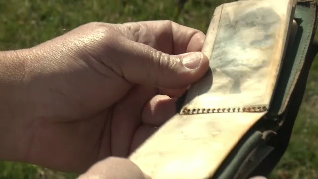 Un portofel pierdut în anii '50 a ajuns, din nou, la proprietara lui. Reacția femeii de 85 de ani