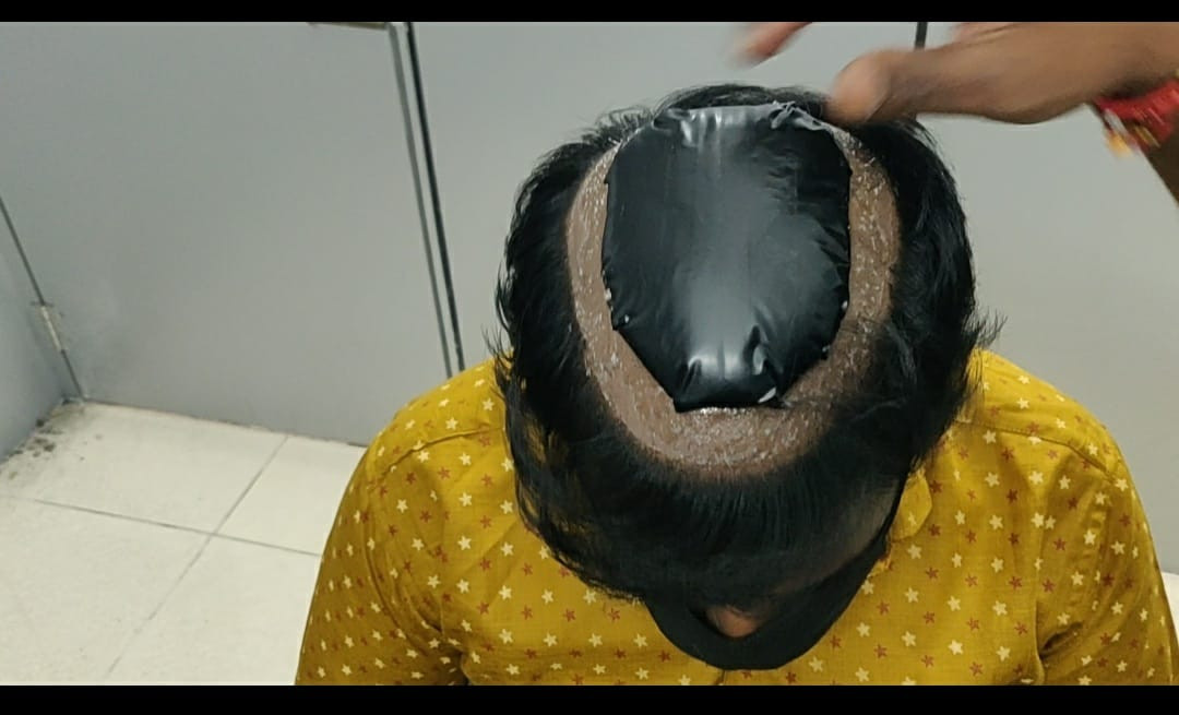 Polițiștii indieni au oprit pe aeroport doi bărbați, din cauza tunsorilor. Ce au descoperit apoi. FOTO