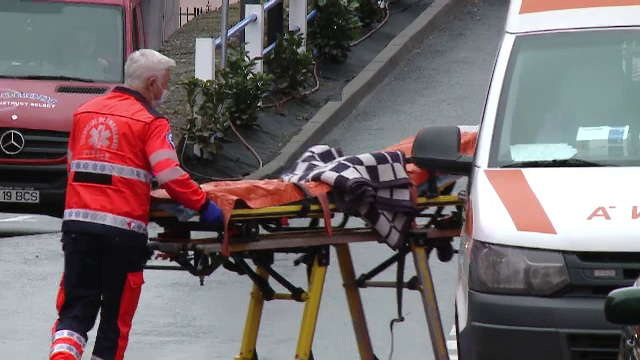 O fetiță de un an a fost găsită înecată cu capul într-o găleată cu apă. A fost transportată de urgență la spital