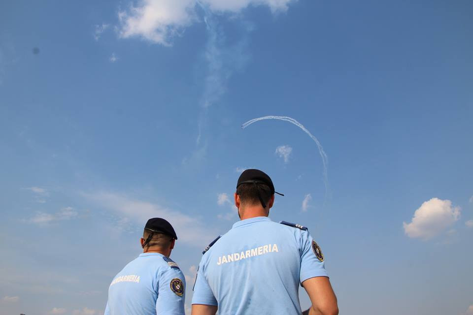 Un jandarm și-a bătut concubina și a lovit alte două femei. Omul legii a fost arestat preventiv