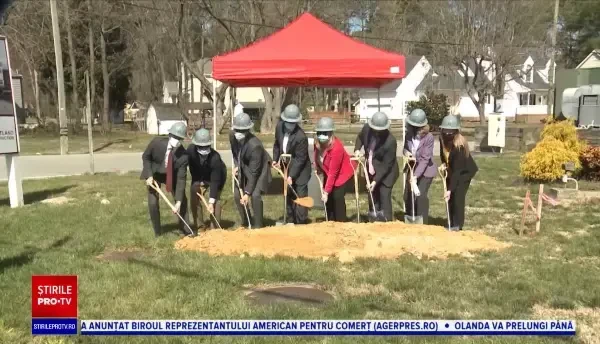 Un portofel pierdut în anii '50 a ajuns, din nou, la proprietara lui. Reacția femeii de 85 de ani