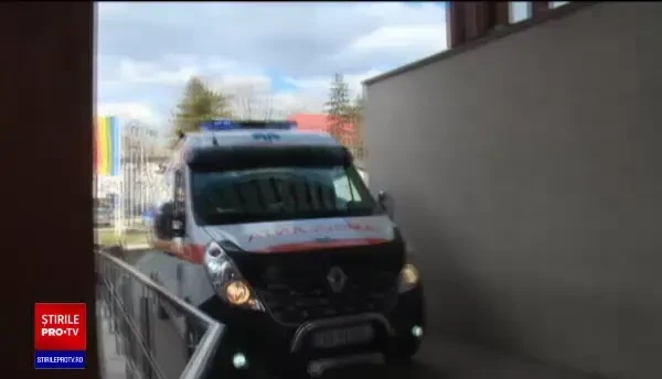 Bărbat înjunghiat de femeia cu care trăia de 20 de ani, în fața celor 5 fiice. ”Dacă nu luam eu cuțitul, lua el!”