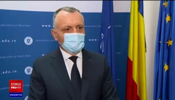 Vacanța de o lună a elevilor duce la ample controverse. Unii părinți vor pierde indemnizația de școală online