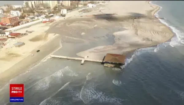 Pasarela Regală din Mamaia, pierdută definitiv. Monumentul a început să dispară sub tone de nisip