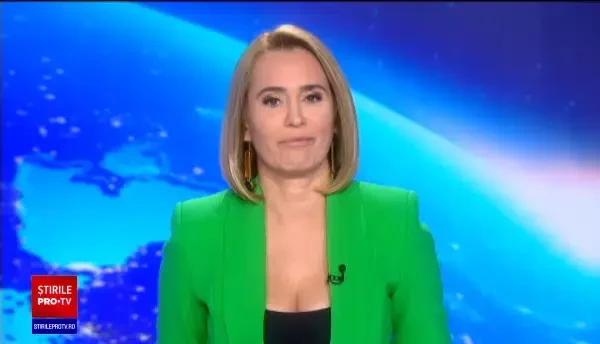 VIDEO. Momentul în care un urs panda scormonește prin zăpadă pentru a ajunge la un loc de adăpat