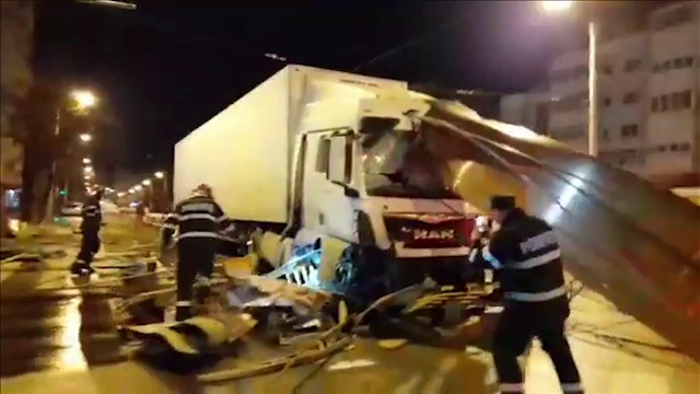 Un șofer a făcut prăpăd pe un bulevard din Iași. A intrat cu TIR-ul într-un refugiu de tramvai
