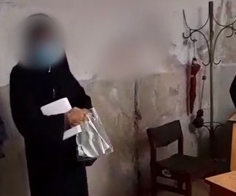 Măicuța prinsă de polițiști la cerșit era în realitate bărbat. Dialogul fabulos din secția de poliție