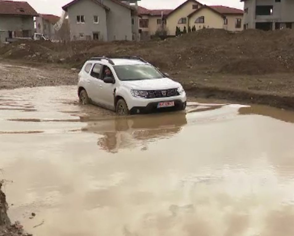 Cine e responsabil pentru dezastrul din cartierul Henri Coandă. În loc de bulevarde, gropi cu noroi