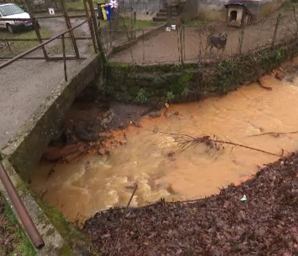 Minele părăsite din Maramureş care otrăvesc apele şi solul. Râurile sunt roșii și nimic nu crește