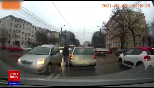 Scandal pe o stradă din Iași. Un șofer a sărit la bătaie, deranjat că a fost încurcat în trafic