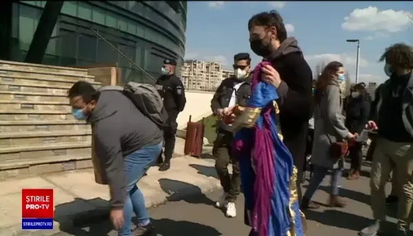 Actorii au protestat în fața Ministerului Culturii. Unii artiști au renunțat la diplome