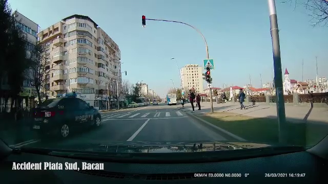 Un bărbat din Bacău a murit, după ce a fost lovit de o mașină de jandarmi. Imaginile, surprinse de o cameră de luat vederi