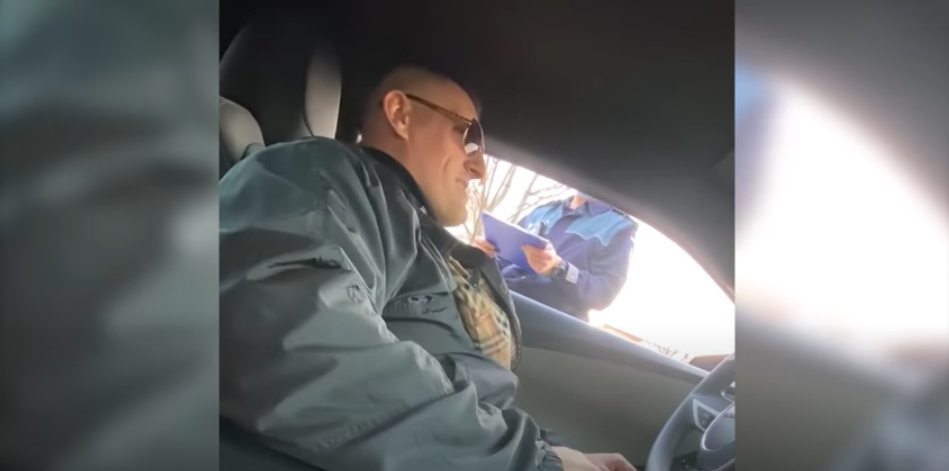 Un interlop din Vaslui a umilit polițistul care l-a oprit pentru că i-a dat o amendă prea mică. ”E amendă de oameni săraci”