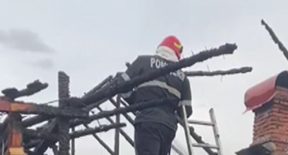 Incendiu violent în Argeș. O casă a ars ca o torță