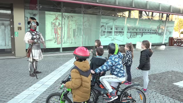 Vizitatorii cetății din Alba Iulia sunt întâmpinați de gladiatori și soldați. ”Nu îmi venea să cred”