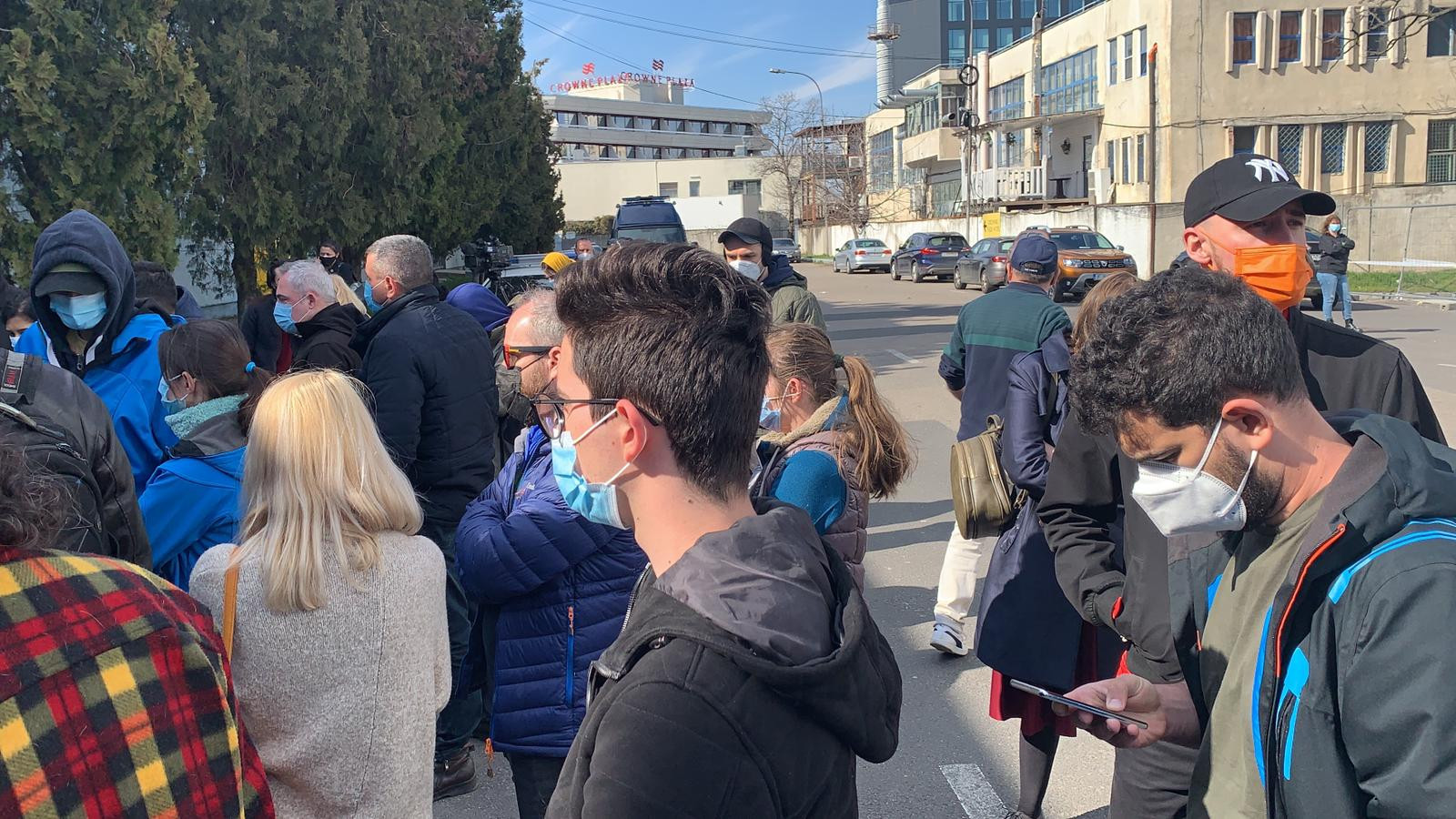 Probleme la centrul de vaccinare Covid-19 Romexpo. Oamenii au așteptat, înghesuiți, doza