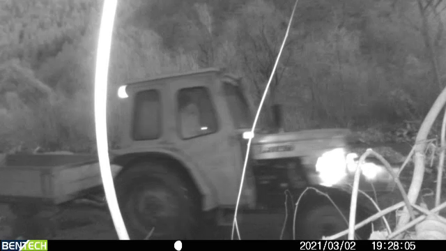 Tractorul unui bărbat care a aruncat gunoaie pe malul râului Someș, confiscat de Garda de Mediu