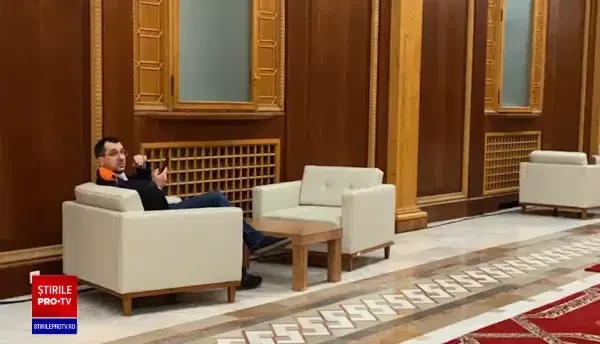 Ministrul Sănătății, Vlad Voiculescu, fotografiat fără mască pe holurile Parlamentului