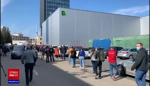 Probleme la centrul de vaccinare Covid-19 Romexpo. Oamenii au așteptat, înghesuiți, doza