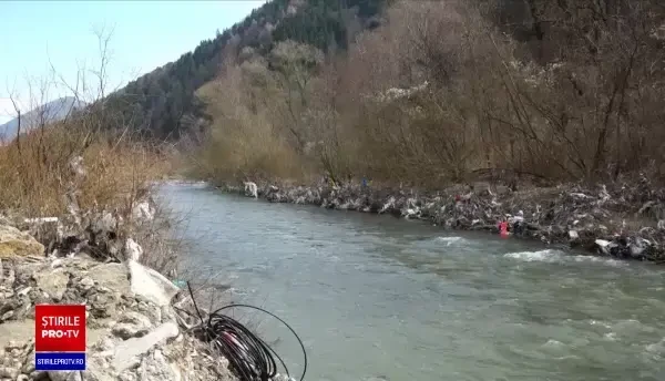 Tractorul unui bărbat care a aruncat gunoaie pe malul râului Someș, confiscat de Garda de Mediu