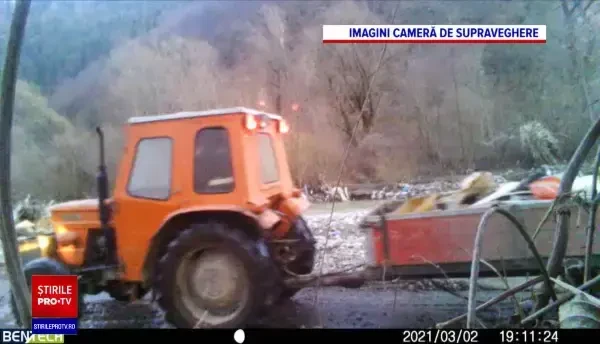 Tractorul unui bărbat care a aruncat gunoaie pe malul râului Someș, confiscat de Garda de Mediu
