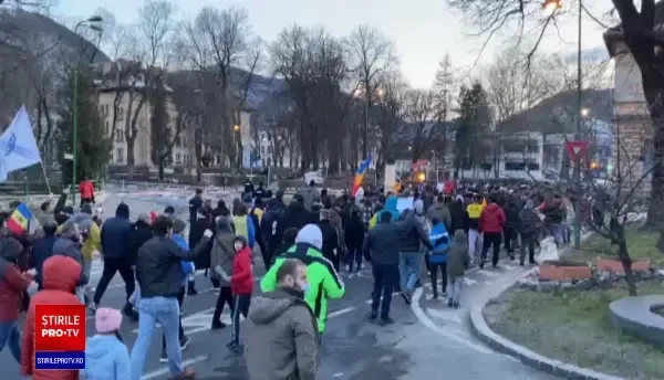 Manifestații împotriva noilor restricții în București și în țară. Un bărbat a fost reținut în Capitală
