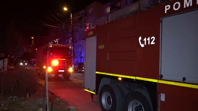 Incendiu într-un bloc din Câmpulung Muscel. Un bărbat beat a adormit în timp ce își pregătea cina