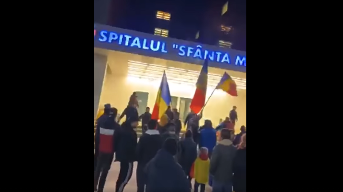 Manifestanții anti-restricții din Bacău au pătruns în curtea spitalului județean și i-au făcut pe doctori ”asasini”