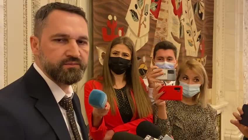 Un deputat ex-AUR sfidează legea în Parlament. Nu poartă mască: Covid-19 ”e o răceală”