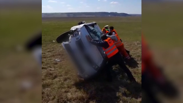 Căruță spulberată de mașină, în județul Iași. Două persoane au fost rănite