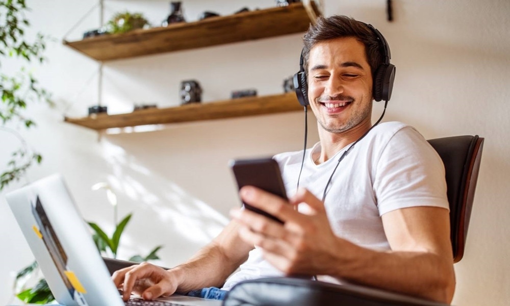 Internauții din mediul urban au cel puțin un televizor smart: 35% urmăresc exclusiv conținut online pe VOYO și alte platforme