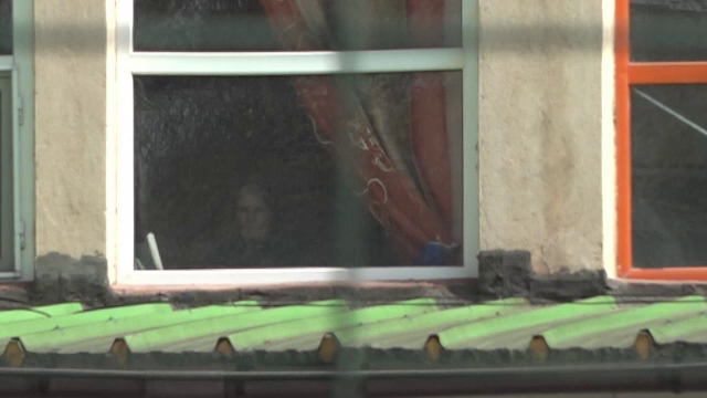 Azilele groazei: „Mergeau goi pe balcoane”. Bătrânii scriau bilețele cu mesajul „ajutor” și le aruncau pe stradă