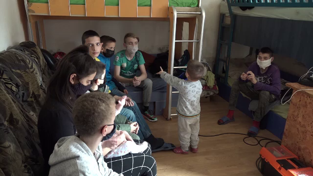 O familie cu nouă copii din Alba Iulia riscă să ajungă sub cerul liber. Casa în care locuiesc, vândută de proprietar