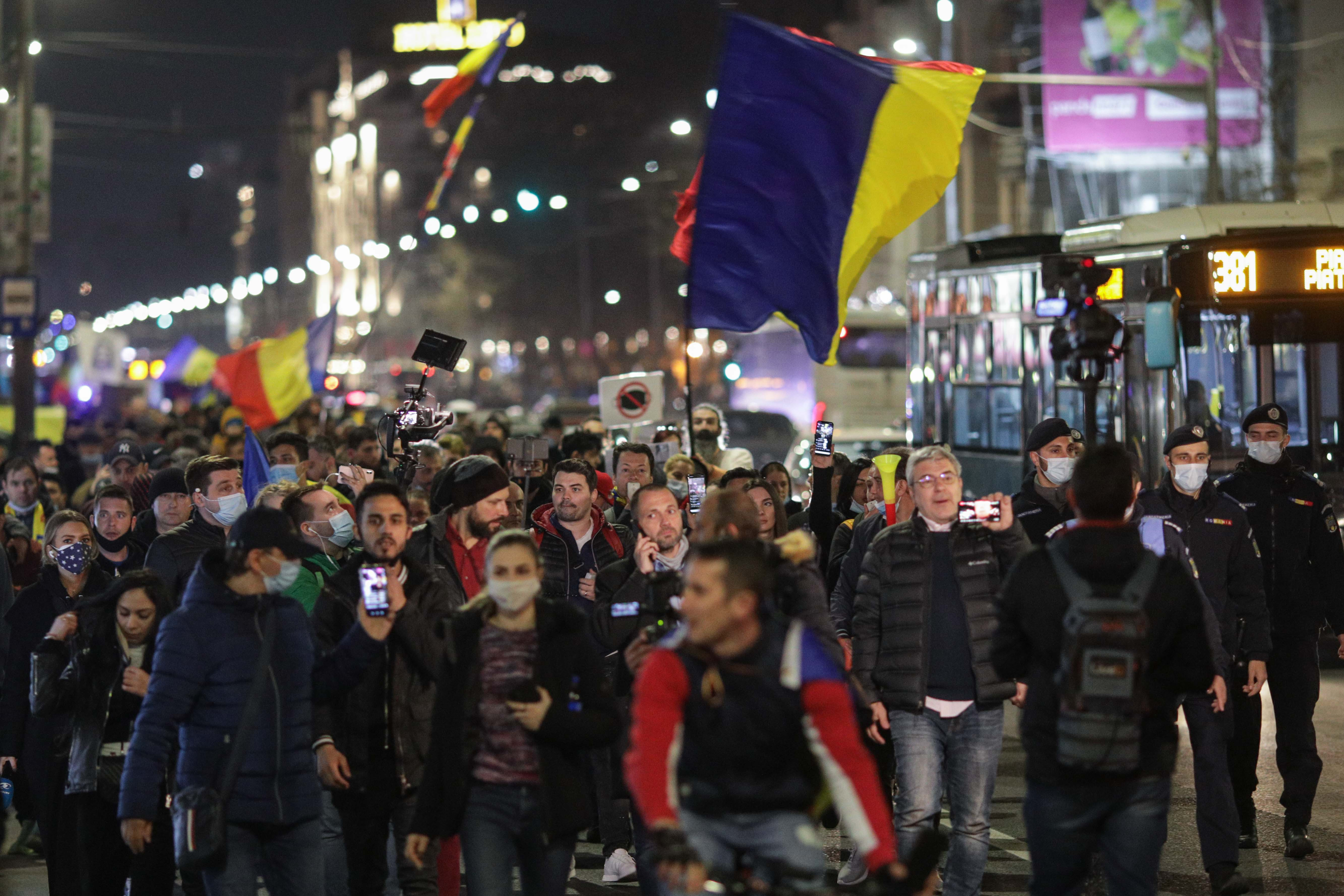 O nouă zi de proteste în Bucureşti şi în mai multe oraşe din ţară. „Jos cu starea de alertă”