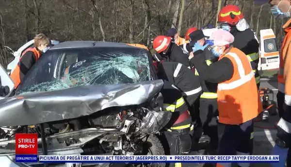 Grav accident în Dâmbovița, produs de un șofer de 75 de ani. Două persoane au murit
