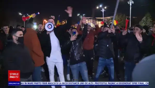 Violențe în centrul Bucureștiului, la protestele anti-restricții. Ultrașii au atacat jandarmii cu pietre