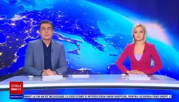 Imagini incredibile cu două și pisici și mai mulți pui de găină. Au devenit cei mai buni prieteni