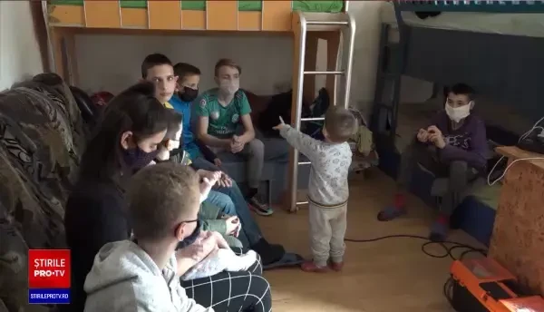 O familie cu nouă copii din Alba Iulia riscă să ajungă sub cerul liber. Casa în care locuiesc, vândută de proprietar