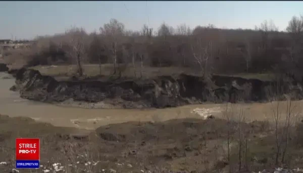 Mii de tone de gunoaie sunt purtate de râurile din țară. Garda de Mediu nu sperie pe nimeni cu amenzile