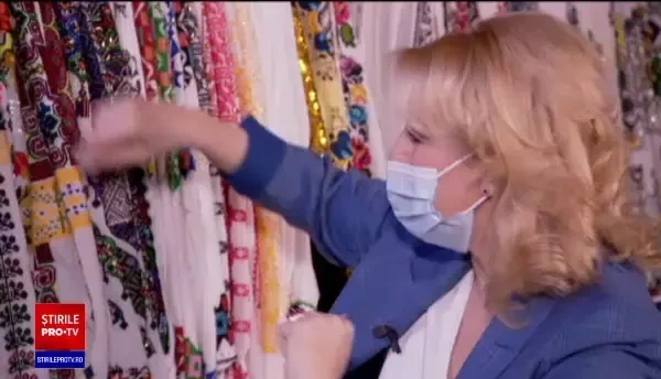 Ia românească, cămașa cu altiță, ar putea fi introdusă în patrimoniul mondial. UNESCO va decide