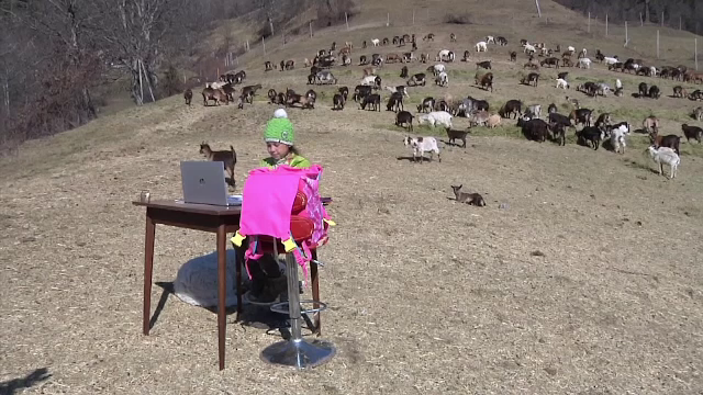 O fetiță din Italia face școală online de pe munte, din mijlocul caprelor. ”Ești norocoasă”