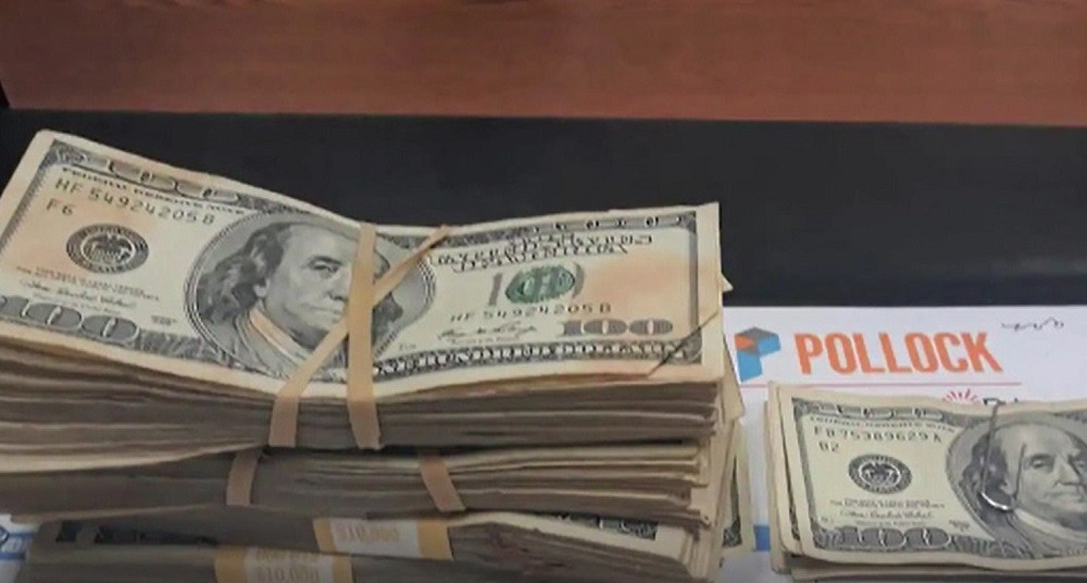 O tânără din SUA a găsit peste 40.000 de dolari într-un pulover. Ce a făcut cu banii